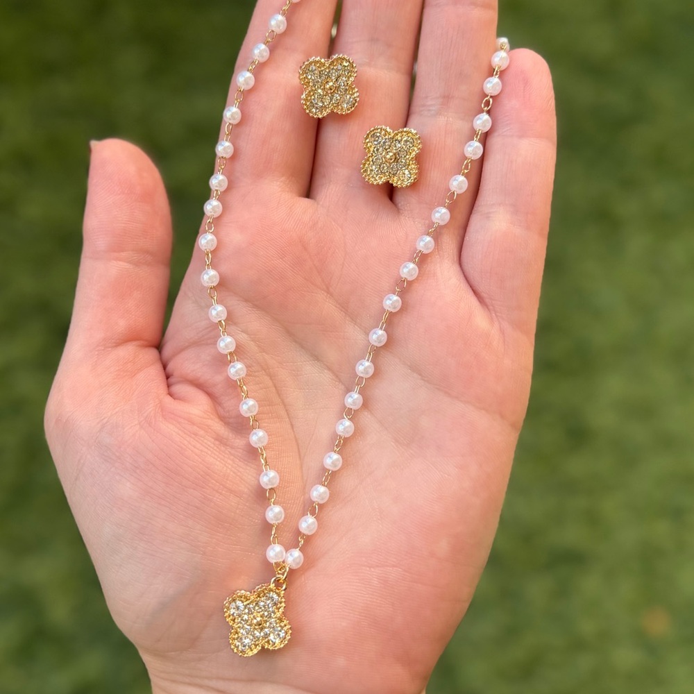 Dainty Clover Jewelry Set Pearl Necklace - Picture 3 of 4